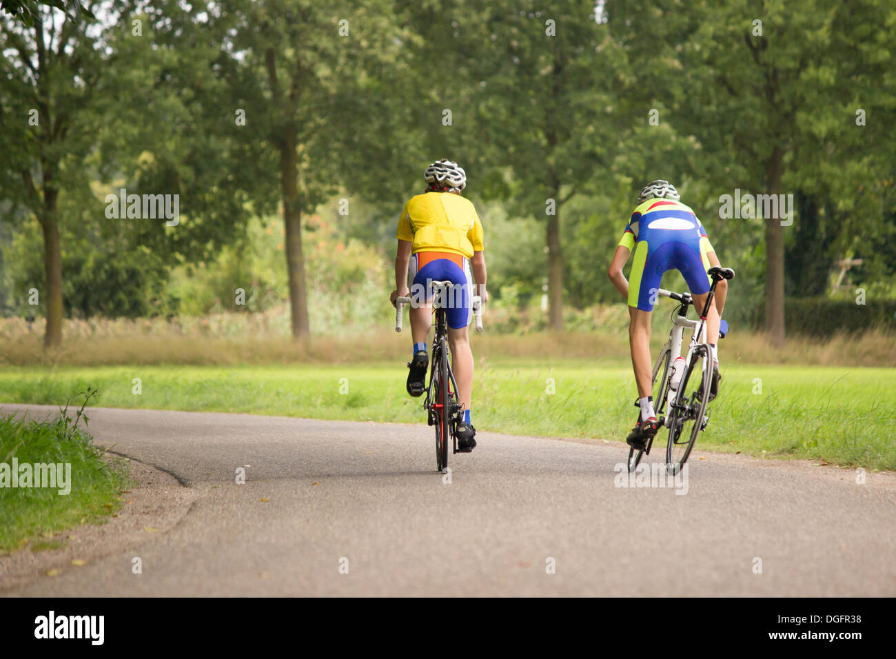Zwei Radfahrer auf einer Straße in der Natur Stockfoto