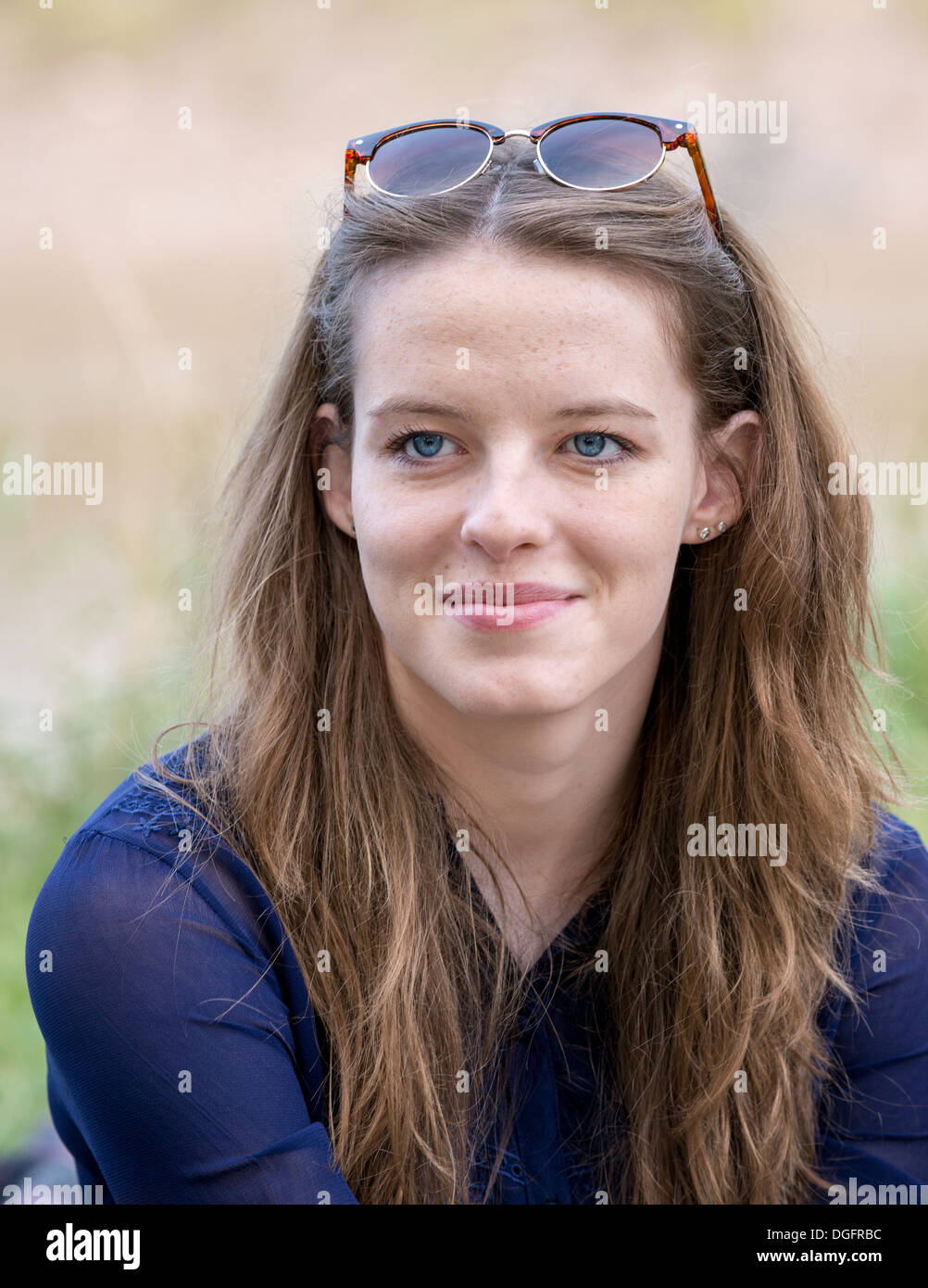 Junge Frau/Mädchen im Alter von 19 auf Outdoor-Musik-Event. UK Stockfoto