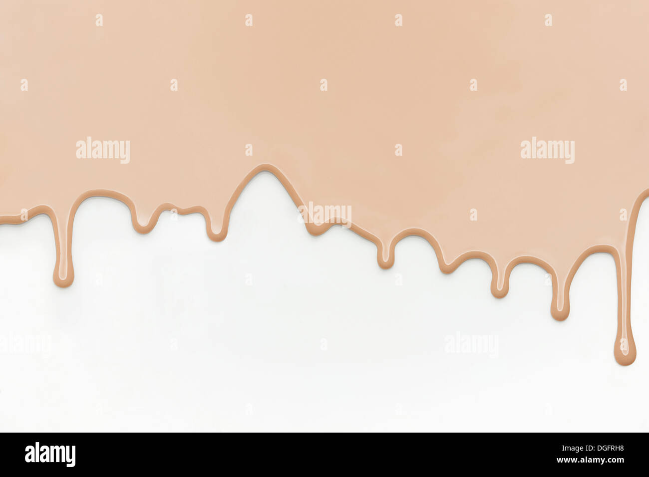 braune Farbe auf eine weiße Fläche Stockfoto