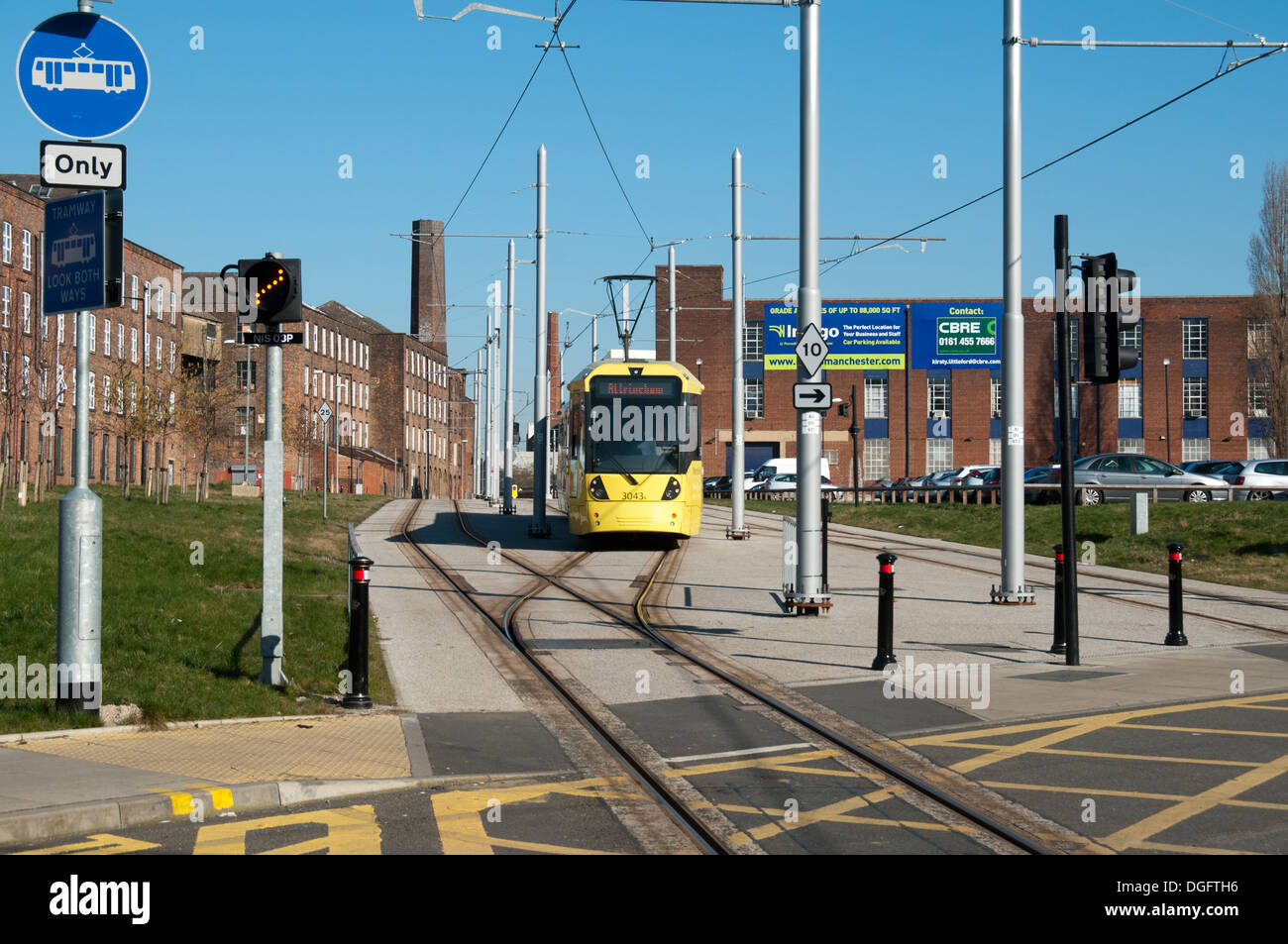 Eine Metrolink-Straßenbahn auf der Umlenker Anschlussgleise in der Nähe von Piccadilly Station, Manchester, England, UK Stockfoto