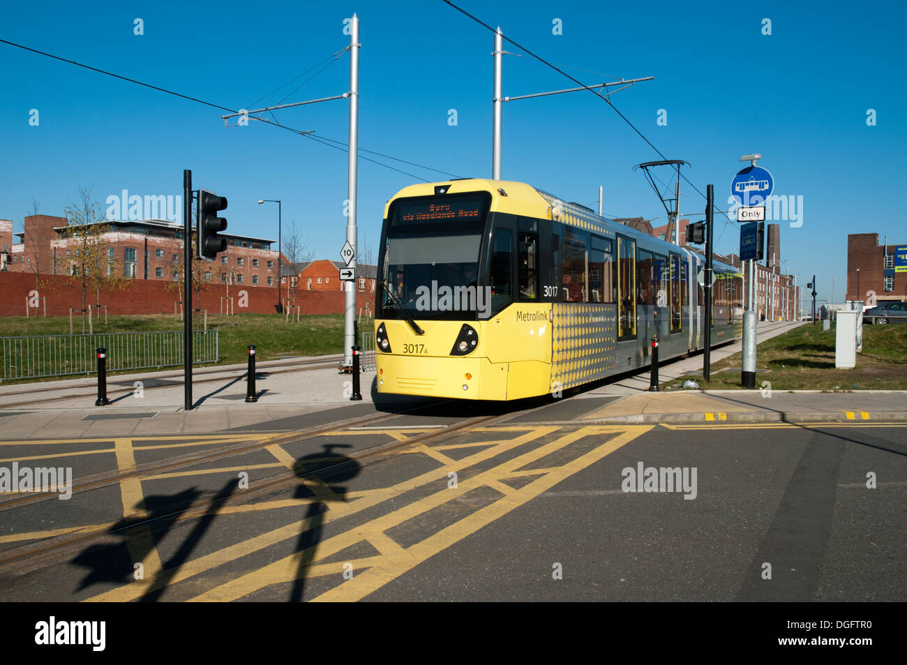 Ein Metrolink tram Kreuzung Sheffield Street, in der Nähe von Piccadilly Station, Manchester, England, UK Stockfoto