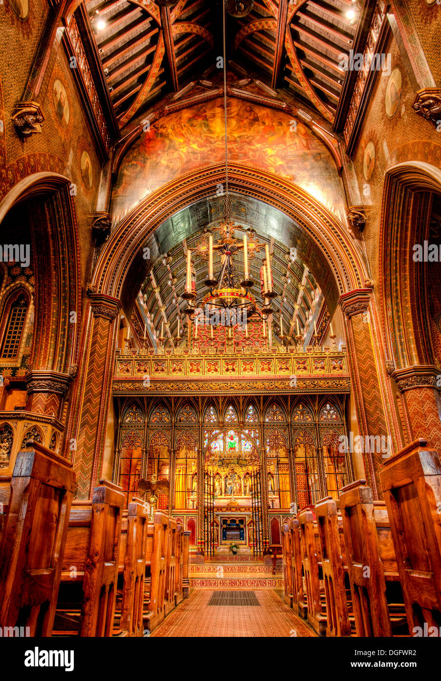 Lettner und Kirchenschiff von der viktorianischen Gotik Pugin Kirche St Giles, Cheadle, Staffordshire Stockfoto