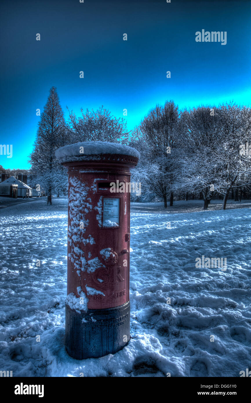 Schneebedeckte Briefkasten Schnee, Schnee bedeckte Säule box Stockfoto