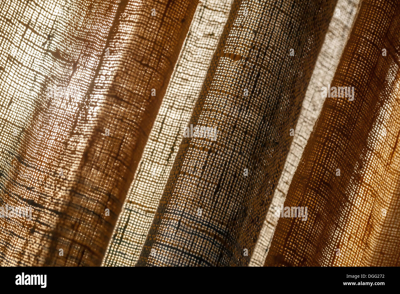 Abstrakte Fotohintergrund mit Leinwand-Tüll-Gardinen und Sonnenlicht Stockfoto