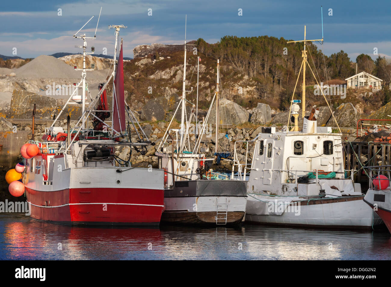 Rote und weiße kleine Fischerboote vertäut im kleinen norwegischen Dorf Stockfoto