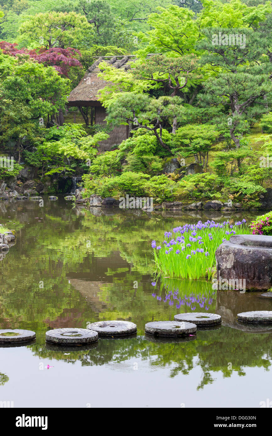 Kreisförmige Trittsteine über einen Teich in einem traditionellen japanischen Garten. Selektiven Fokus auf Steinen. Stockfoto