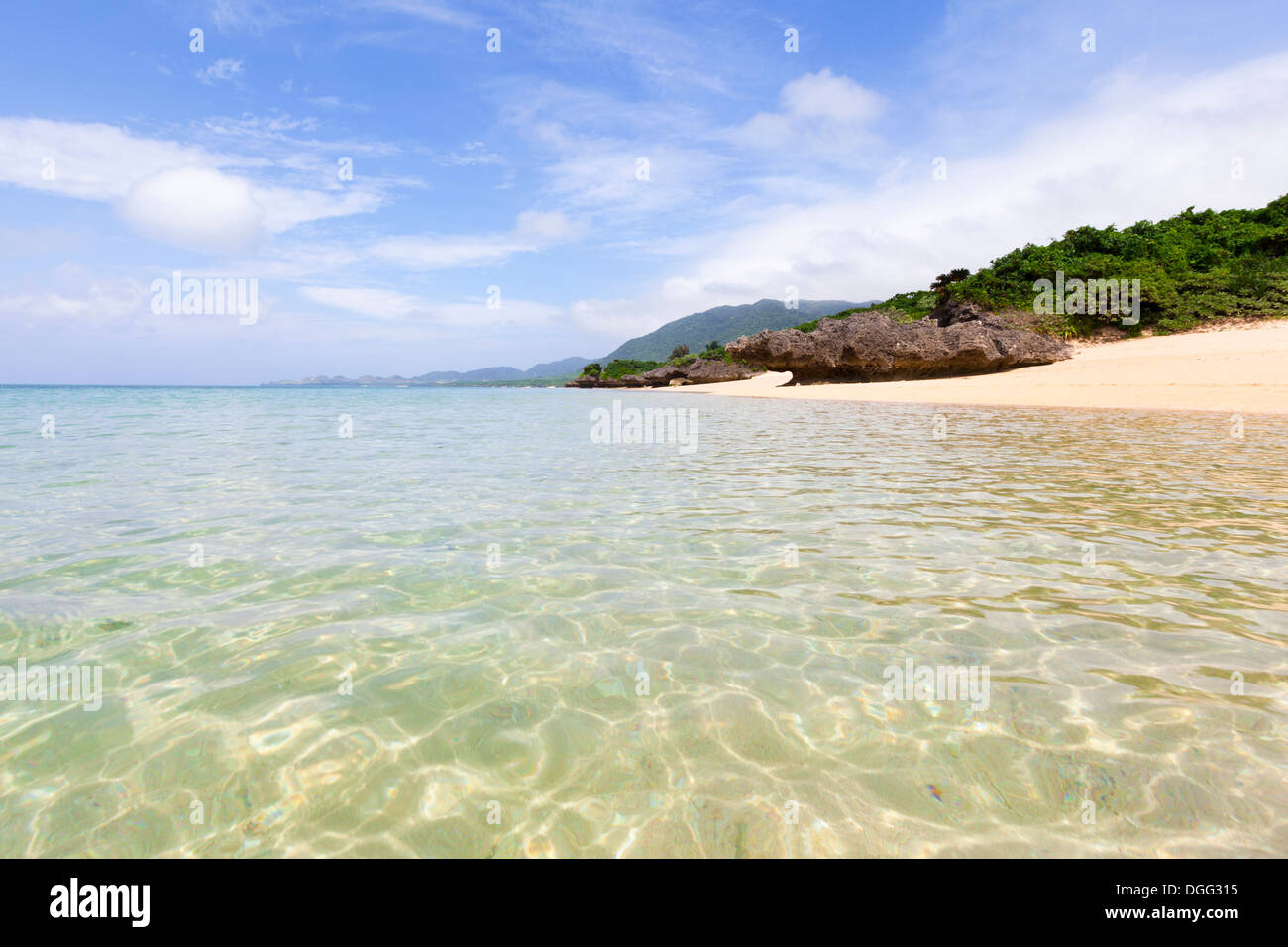 Klares Wasser und tropische Strand auf Ishigaki Insel, Teil der Yaeyama-Gruppe im Süden Japans. Stockfoto