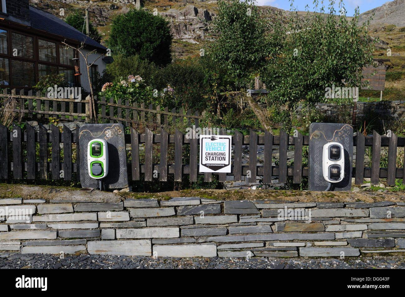 Elektro Fahrzeug-Ladestation an einem Zaun vor einem Haus in Tanygrisiau Snowdonia National Park Gwynedd Wales Cymru UK GB Stockfoto