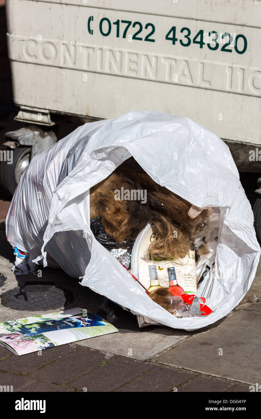 Menschliches Haar und Müll entsorgt. Salisbury Straßen England UK Stockfoto