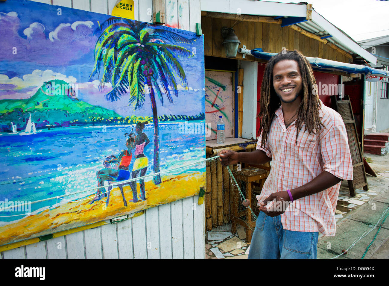 Happy, West Indian Künstler mit seiner Malerei von St. Lucia in der Karibik Stockfoto