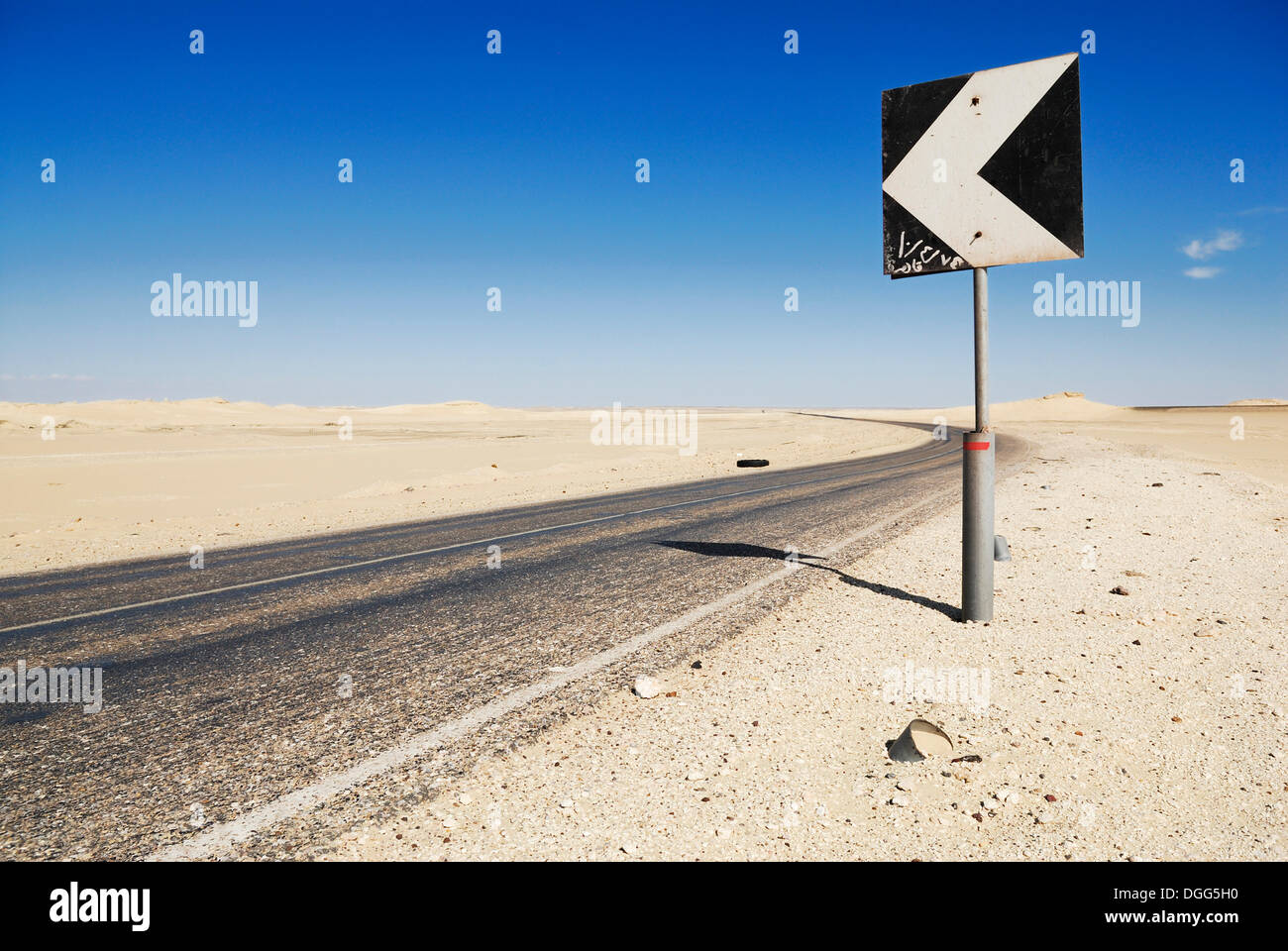 Verkehr zu unterzeichnen, auf einer einsamen Straße zwischen Al Fayoum Oasis und Oase Bahariya, westliche Wüste, Ägypten, Afrika Stockfoto