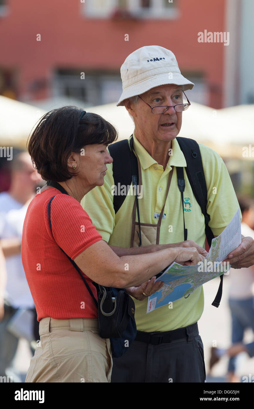 Paar Touristen Kartenlesen im Tallinner Marktplatz. Estland Stockfoto