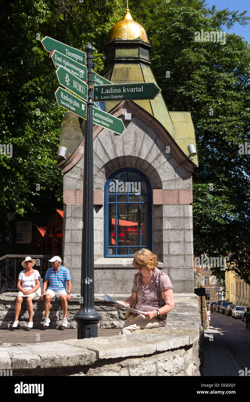 Touristen Beratung Reiseführer Old Tallinn Estland Stockfoto