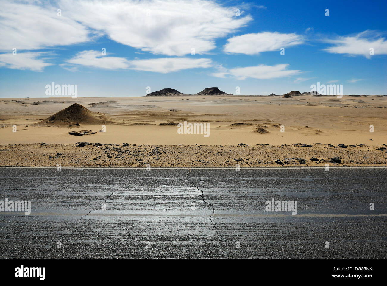 Desert Road zwischen Al Fayoum Oasis und Oase Bahariya, westliche Wüste, Ägypten, Afrika Stockfoto