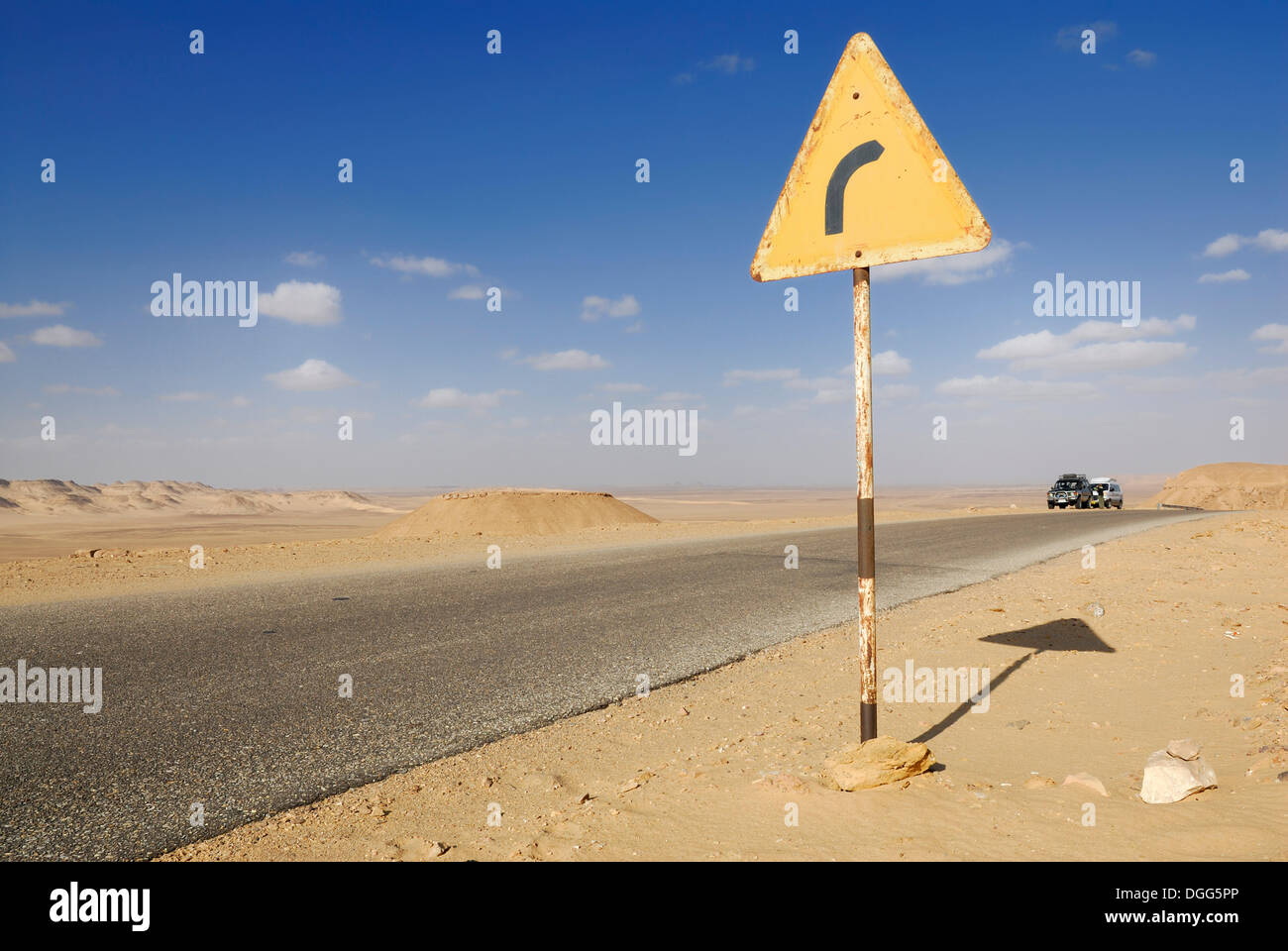 Traffic Sign, biegen Sie nach rechts, in der Nähe der weißen Wüste, Farafra Depression, westliche Wüste, Ägypten, Afrika Stockfoto