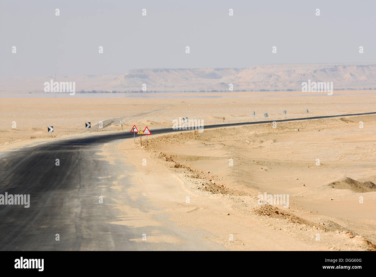 Desert Road zwischen der Oase Farafra und der Oase Dakhla, westliche Wüste, Ägypten, Afrika Stockfoto