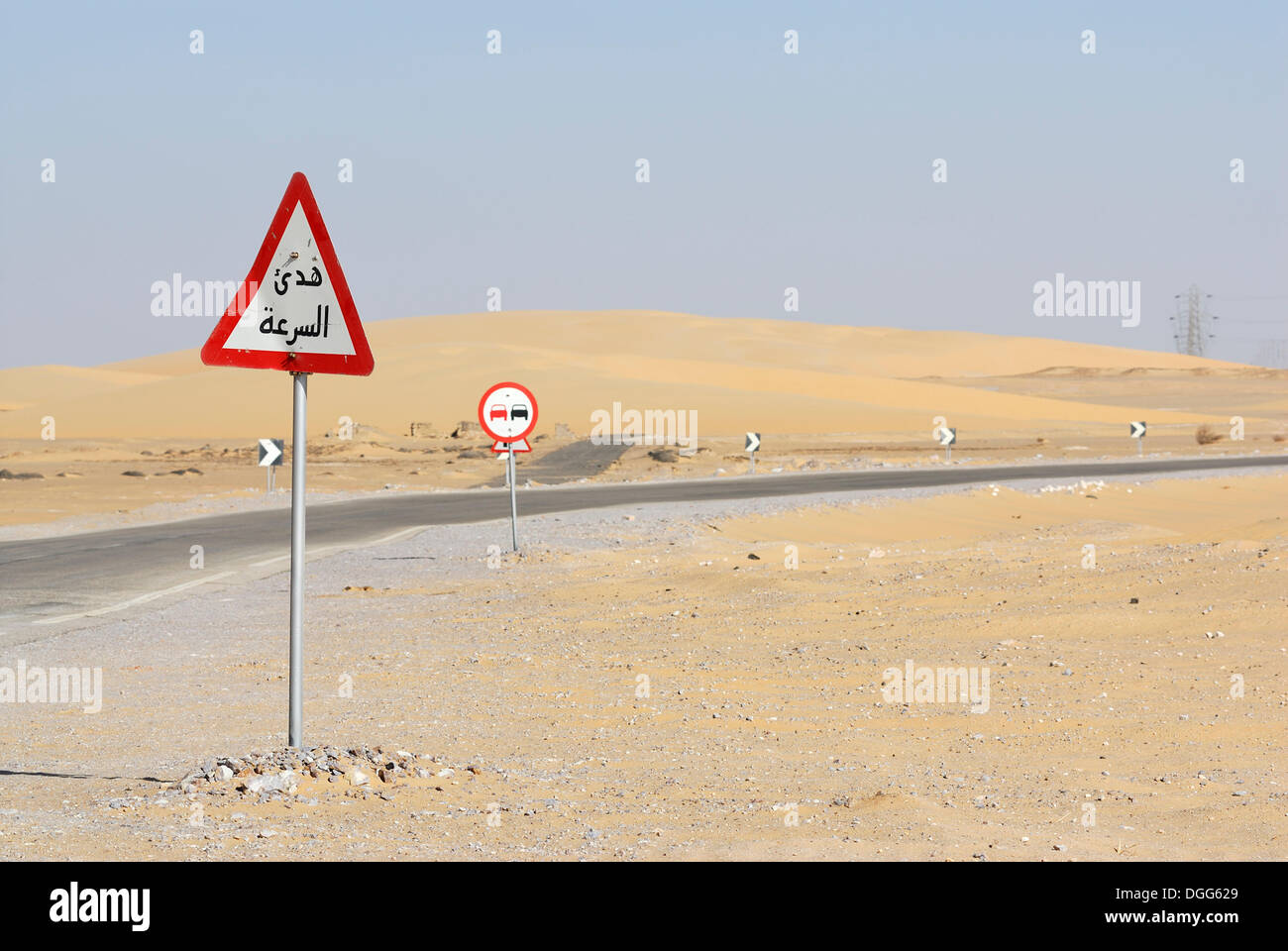 Verkehrszeichen, Sanddünen zwischen Dachla und Kharga Oase, westliche Wüste, Ägypten, Afrika Stockfoto