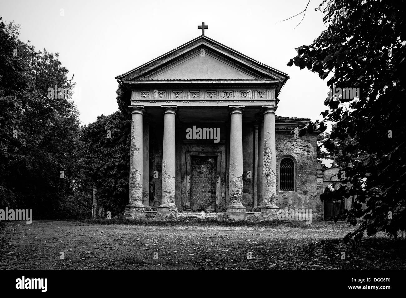 Italien. Verlassene Kirche mit zugemauerten Tür Stockfoto