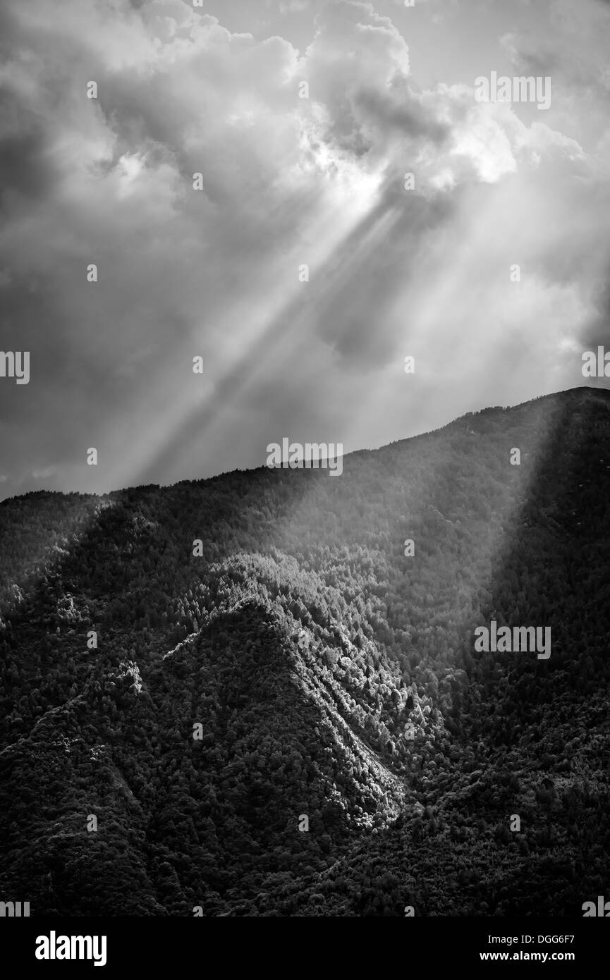 Strahlen der Sonne durch die Wolken leuchtende Berge. Stockfoto