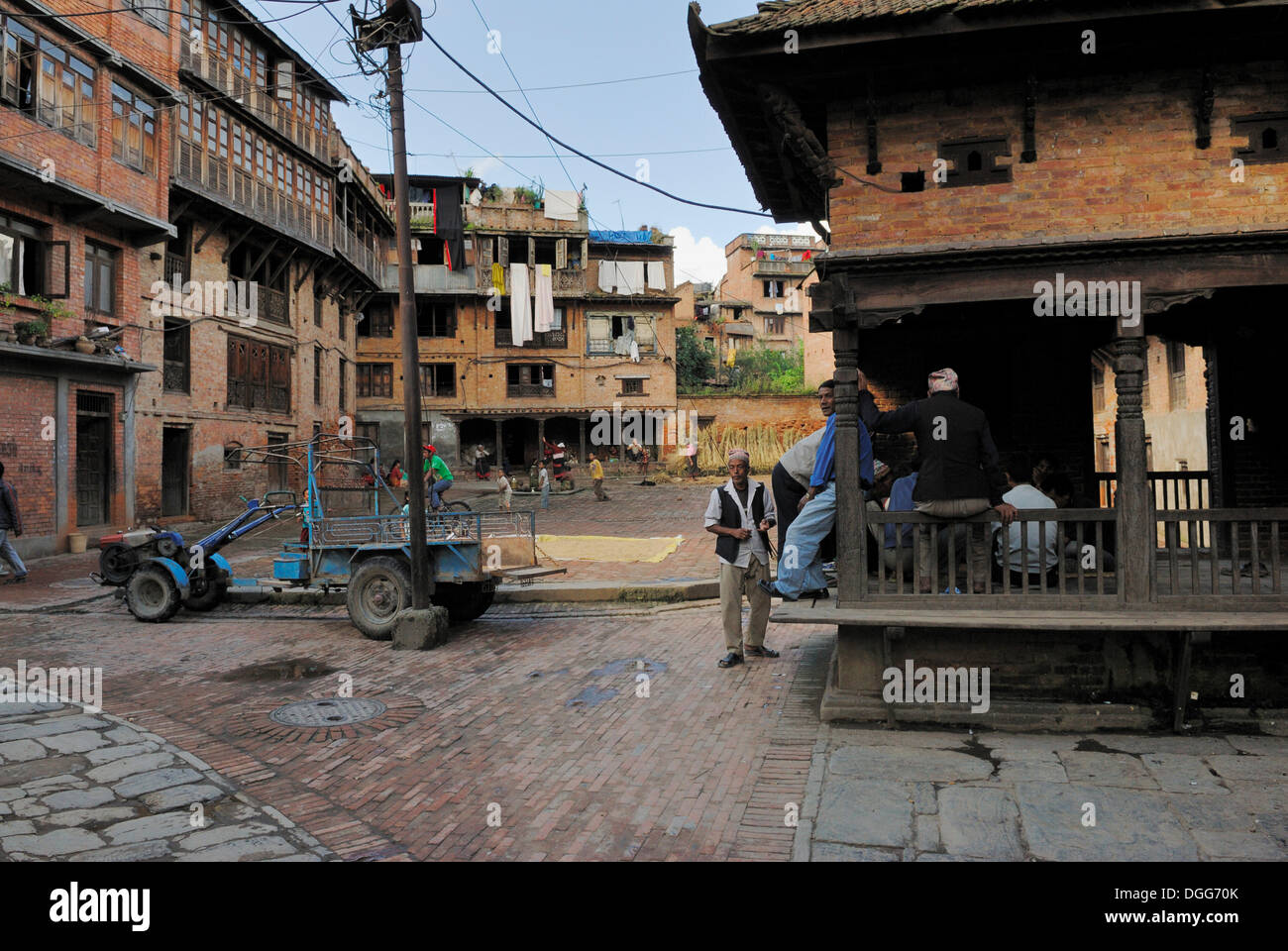 Männer am historischen Marktplatz, Bhaktapur, Kathmandu-Tal, Nepal, Asien Stockfoto