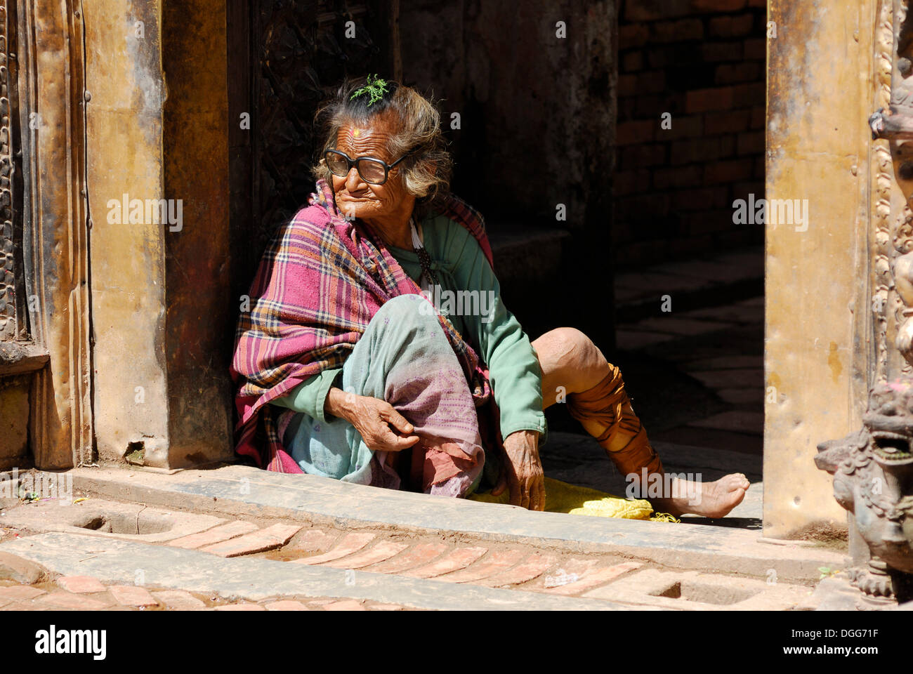 Alte Frau sitzt auf dem Boden, Bhaktapur, Kathmandu-Tal, Nepal, Asien Stockfoto
