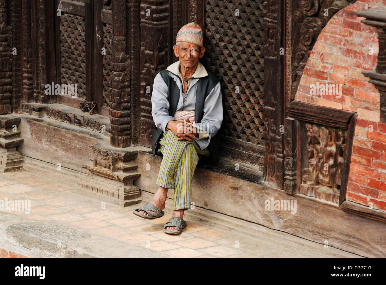 Sitzt Man mit einem Hut, Durbar Square, Bhaktapur, Kathmandu-Tal, Nepal, Asien Stockfoto
