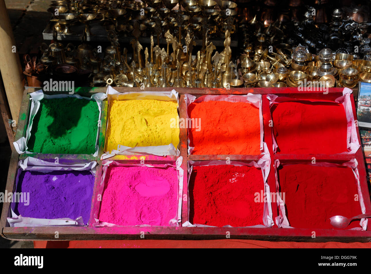 Farbe Pulver in Kisten, Messinggeschirr, Pashupatinath, Kathmandu, Nepal, Asien Stockfoto