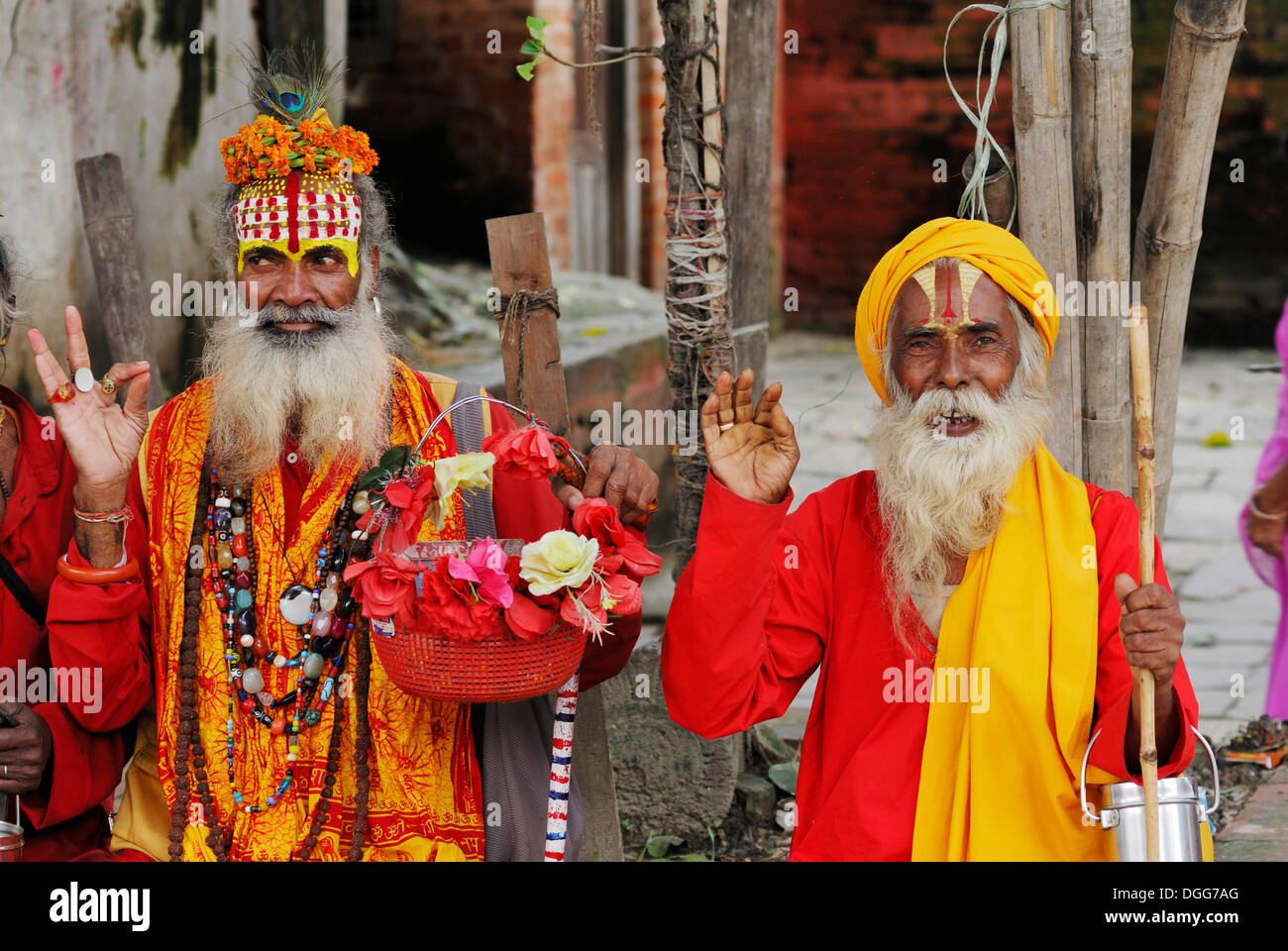 Heilige Männer, Sadhus, mit aufgemalten Gesichtern und langen Bärten, Durbar Square, Kathmandu, Nepal, Asien Stockfoto