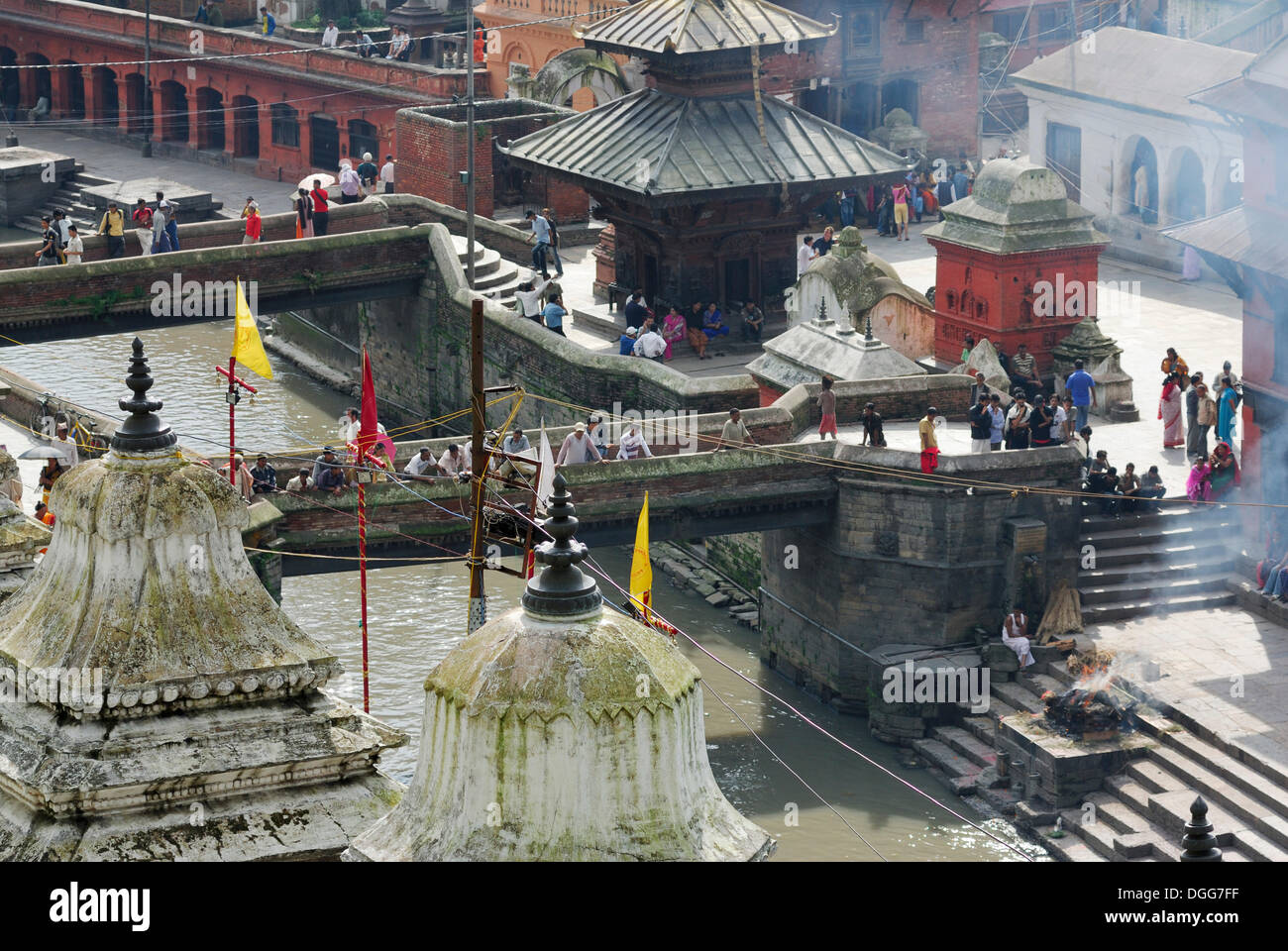 Feuerbestattung Boden, Tempel von Pashupatinath am Heiligen Bagmati-Fluss, Kathmandu, Nepal, Asien Stockfoto