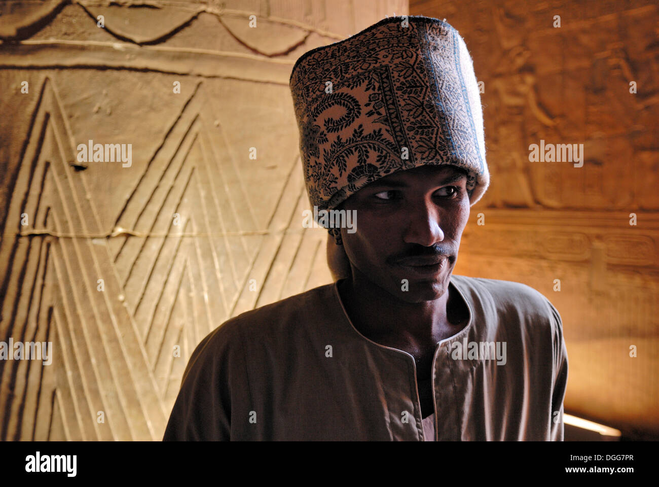 Agyptischen Mann Mit Kopfbedeckung In Den Tempel Des Horus Haupttor Edfu Agypten Afrika Stockfotografie Alamy
