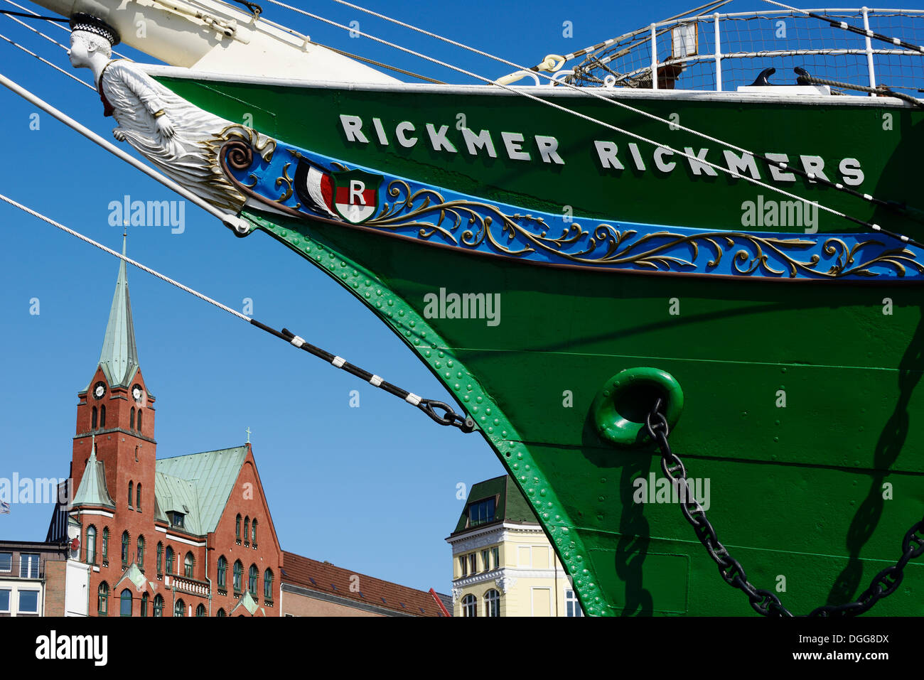 Rickmer Rickmers Museumsschiff, hinter der schwedischen Gustaf Adolf-Kirche-Kirche, Hafen, Hamburg Stockfoto