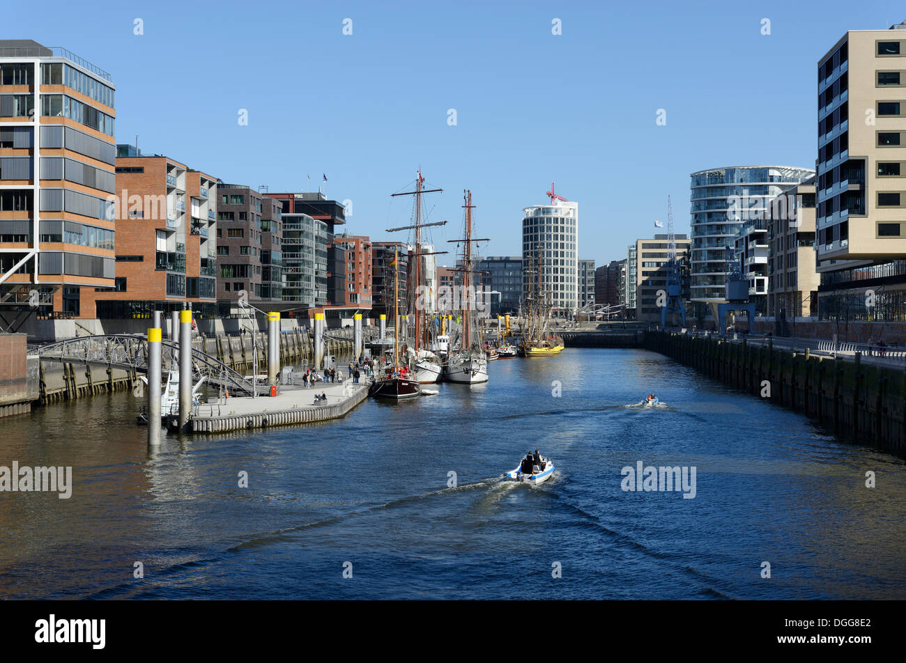 Historische Segelschiffe im Traditionsschiffhafen Hafen, modernen Wohn- und Bürogebäuden, Sandtorhafen Stockfoto