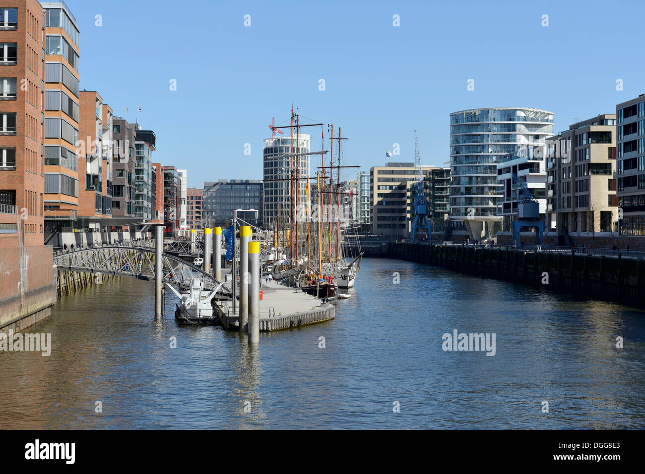 Historische Segelschiffe im Traditionsschiffhafen Hafen, modernen Wohn- und Bürogebäuden, Sandtorhafen Stockfoto