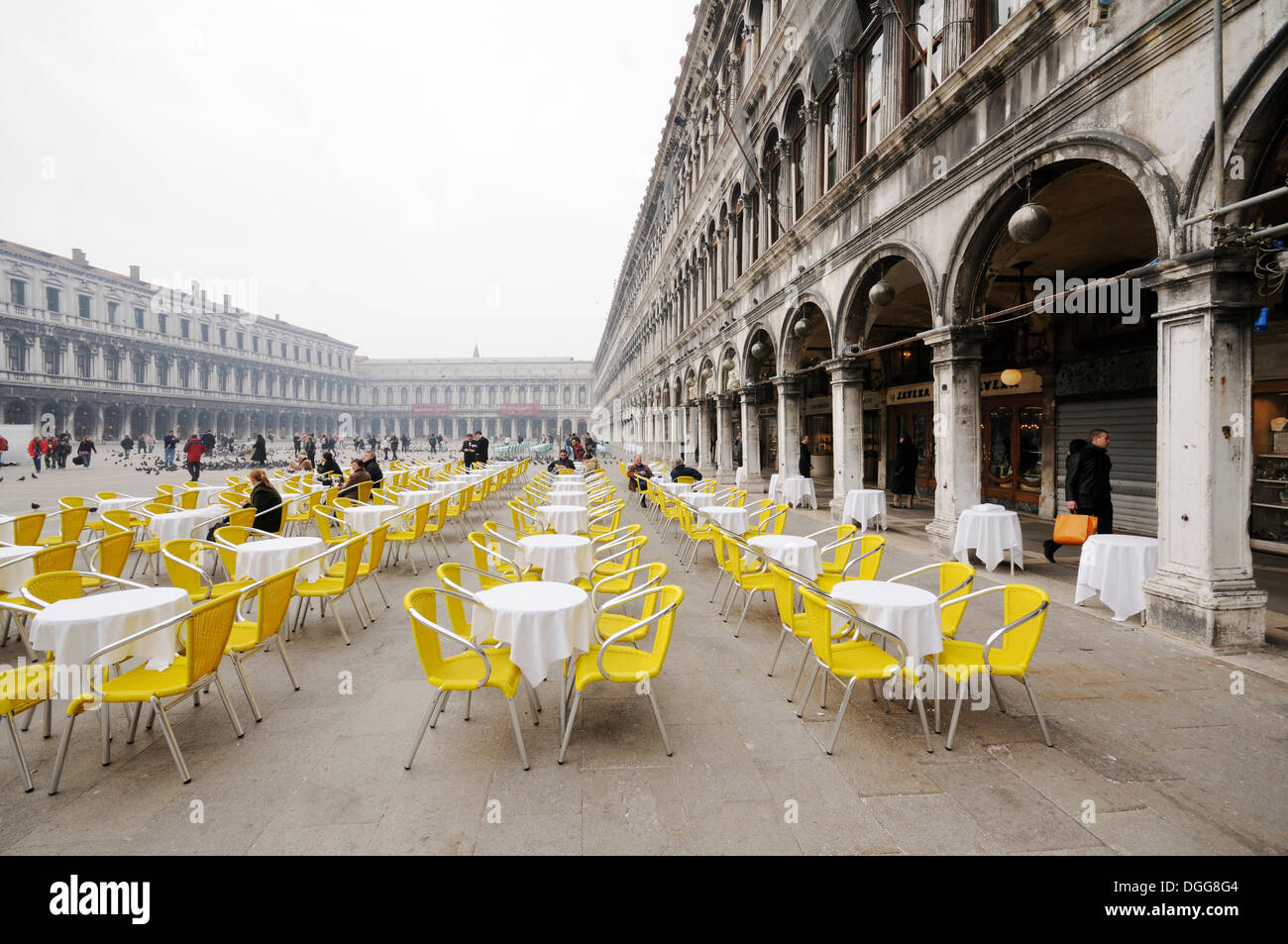 Stühle und Tische von einem Straßencafé in Markusplatz entfernt, Gebäude der Procuratie, San Marco Viertel, Venedig, Venezia, Veneto Stockfoto