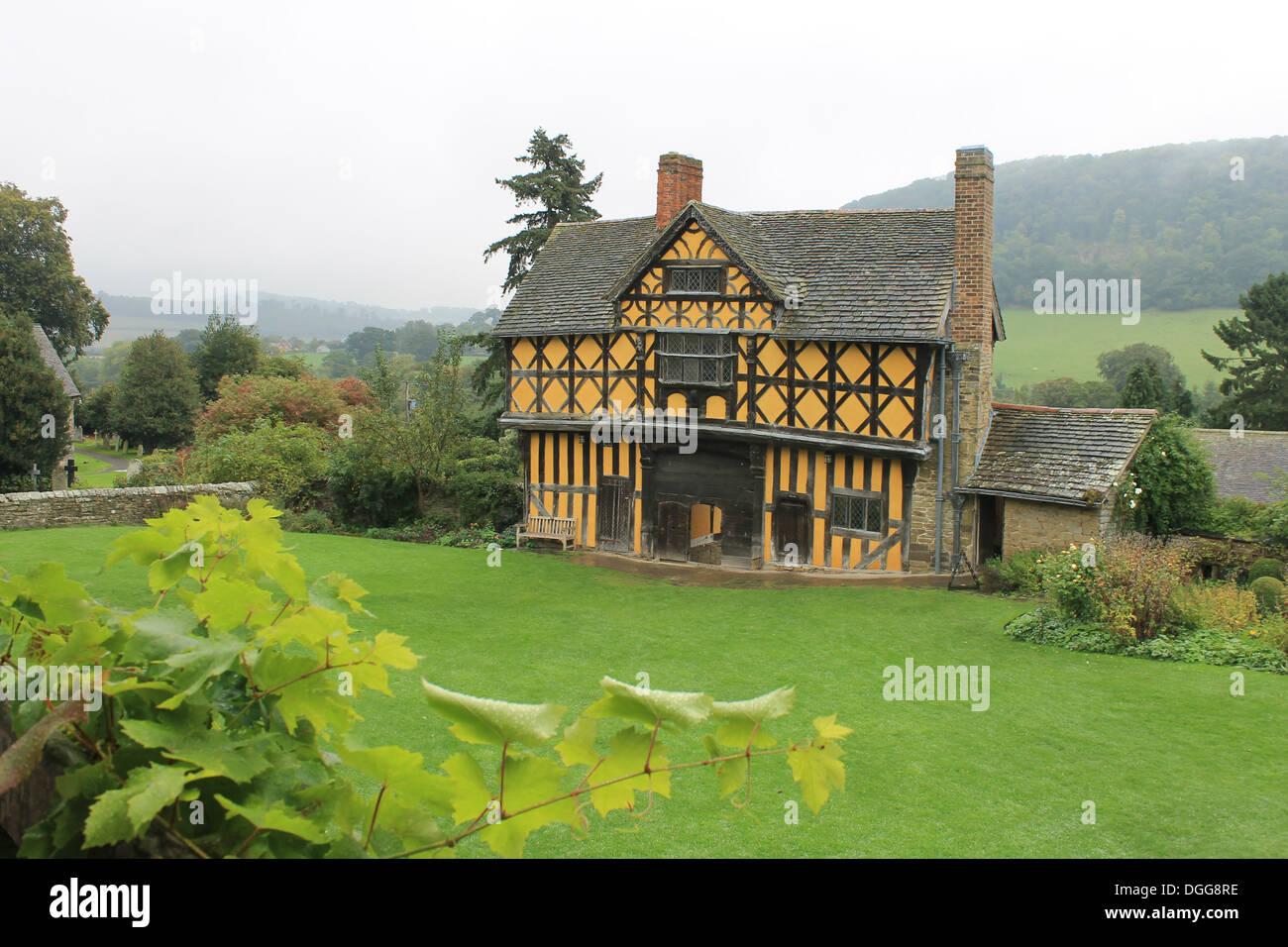 Mittelalterliche Torhaus und Innenhof des Stokesay Castle, einem befestigten Herrenhaus in der Nähe von Craven Arms, Shropshire, UK Stockfoto