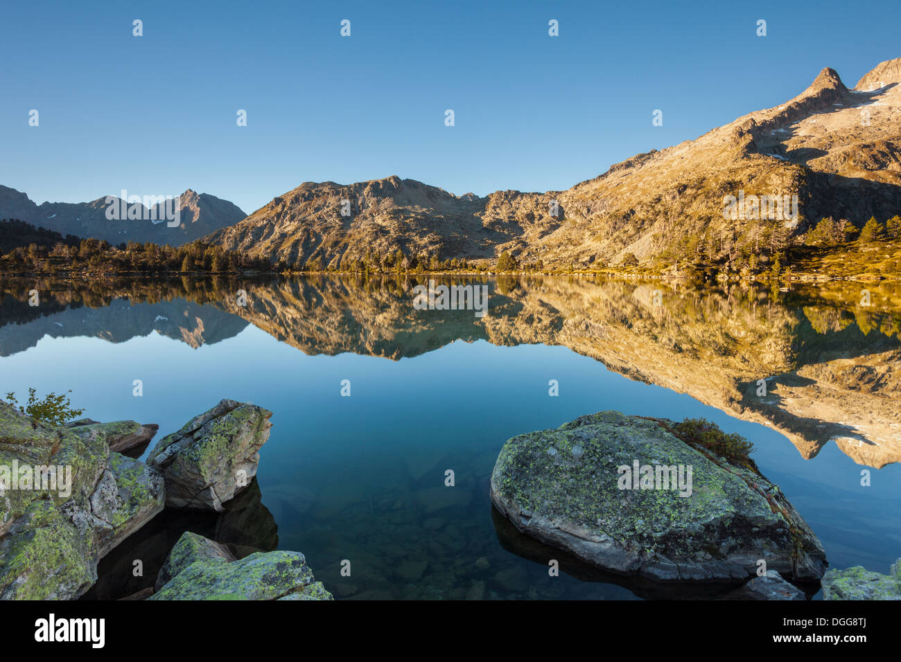 Morgen am Lac d'Aumar, la Réserve Naturelle du Néouvielle, französischen Pyrenäen. Stockfoto