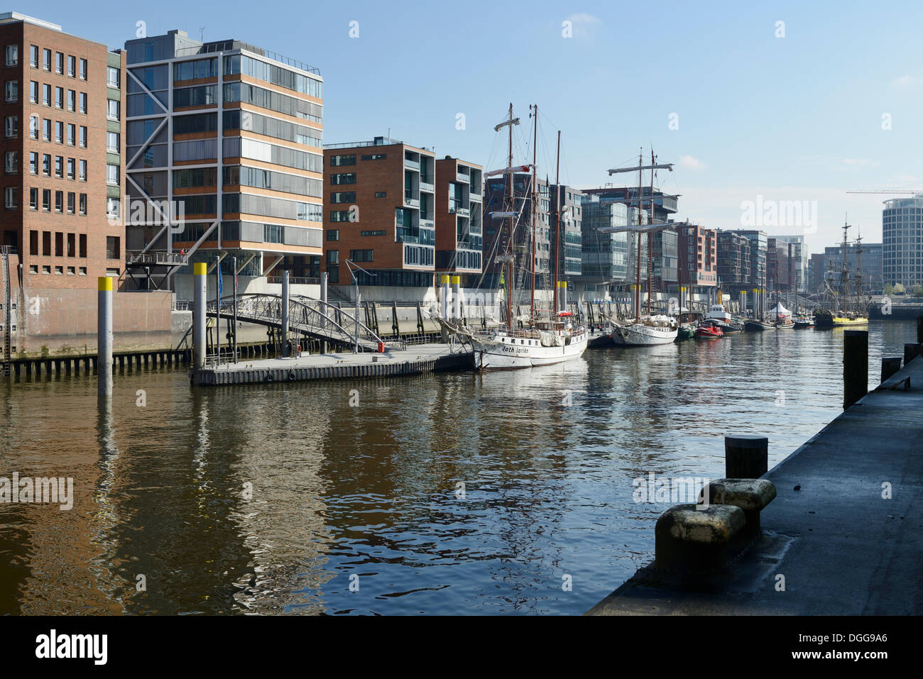 Historische Segelschiffe im historischen Hafen, modernen Wohn- und Bürogebäuden, Sandtorkai, Sandtorhafen und Kaiserkai Stockfoto