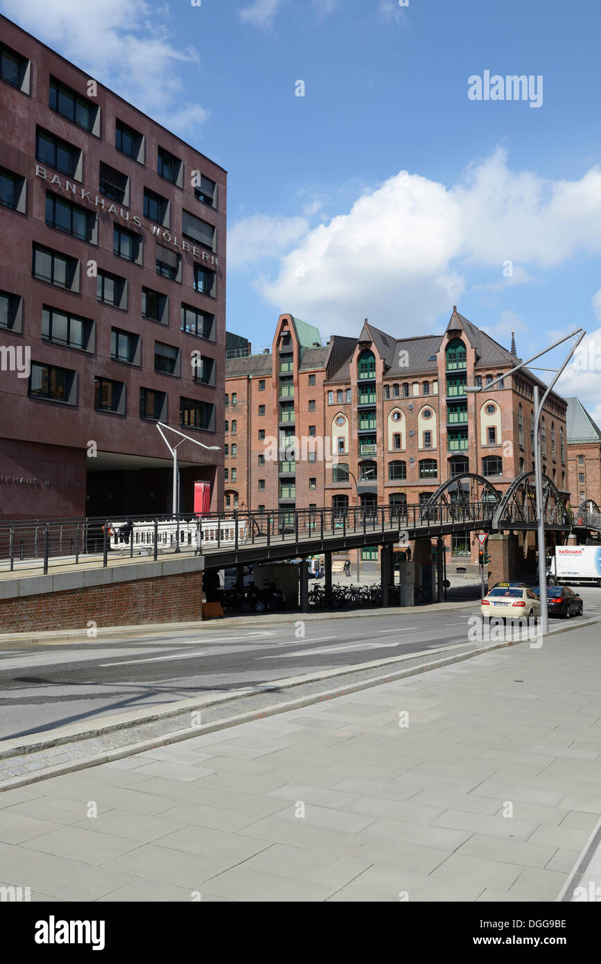 Bankhaus Woelbern Bank Lager Kibbelstegbruecke Brucke Grosser Grasbrook Speicherstadt Hafencity Sandtorkai Strasse Stockfotografie Alamy