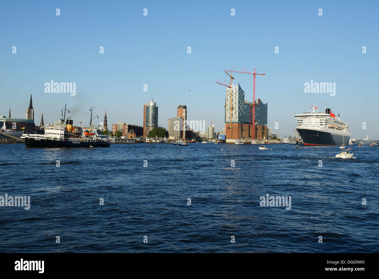 Kreuzfahrtschiff RMS Queen Mary 2 verlässt den Hafen, Dampf-Eisbrecher "Stettin', links, Hamburg Cruise Days, der Hamburger Hafen mit Stockfoto