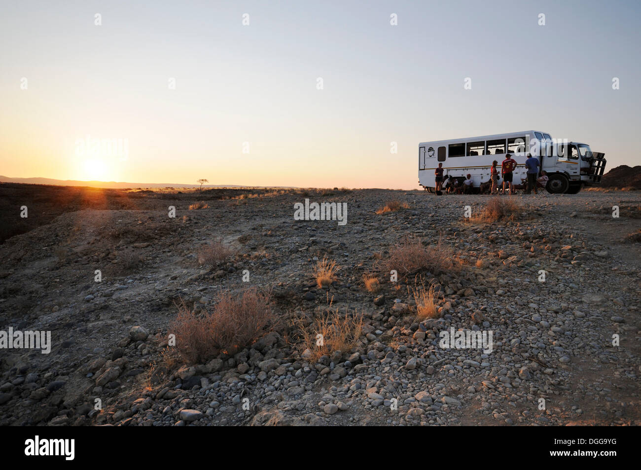 Safari-LKW über Sesriem Canyon, Namib-Naukluft-Park, Namibia Stockfoto