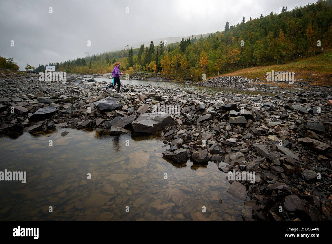 Ein Läufer, die einen Fluss überquert. Stockfoto