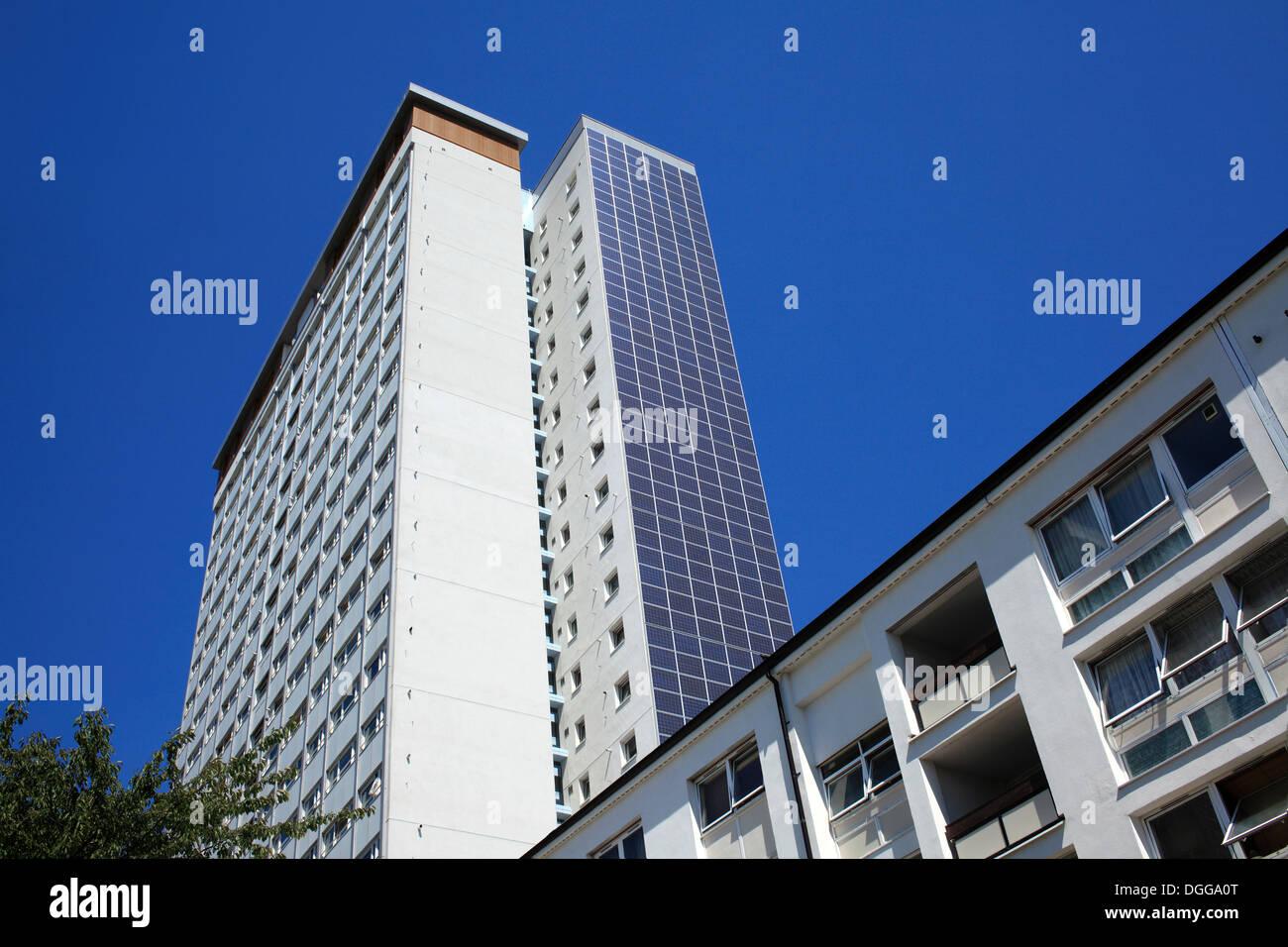 Photovoltaik-Zellen auf der Seite eines Hochhaus-Wohnblocks auf Edward Woods Immobilien, Shepherds Bush, West London. Stockfoto