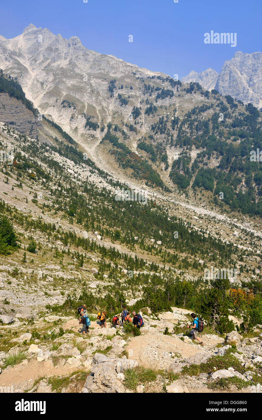 Gruppe von Menschen, die ein Wanderweg in die albanischen Alpen, Valbona Pass, Valbona Nationalpark, Albanien, Balkan, Europa Stockfoto