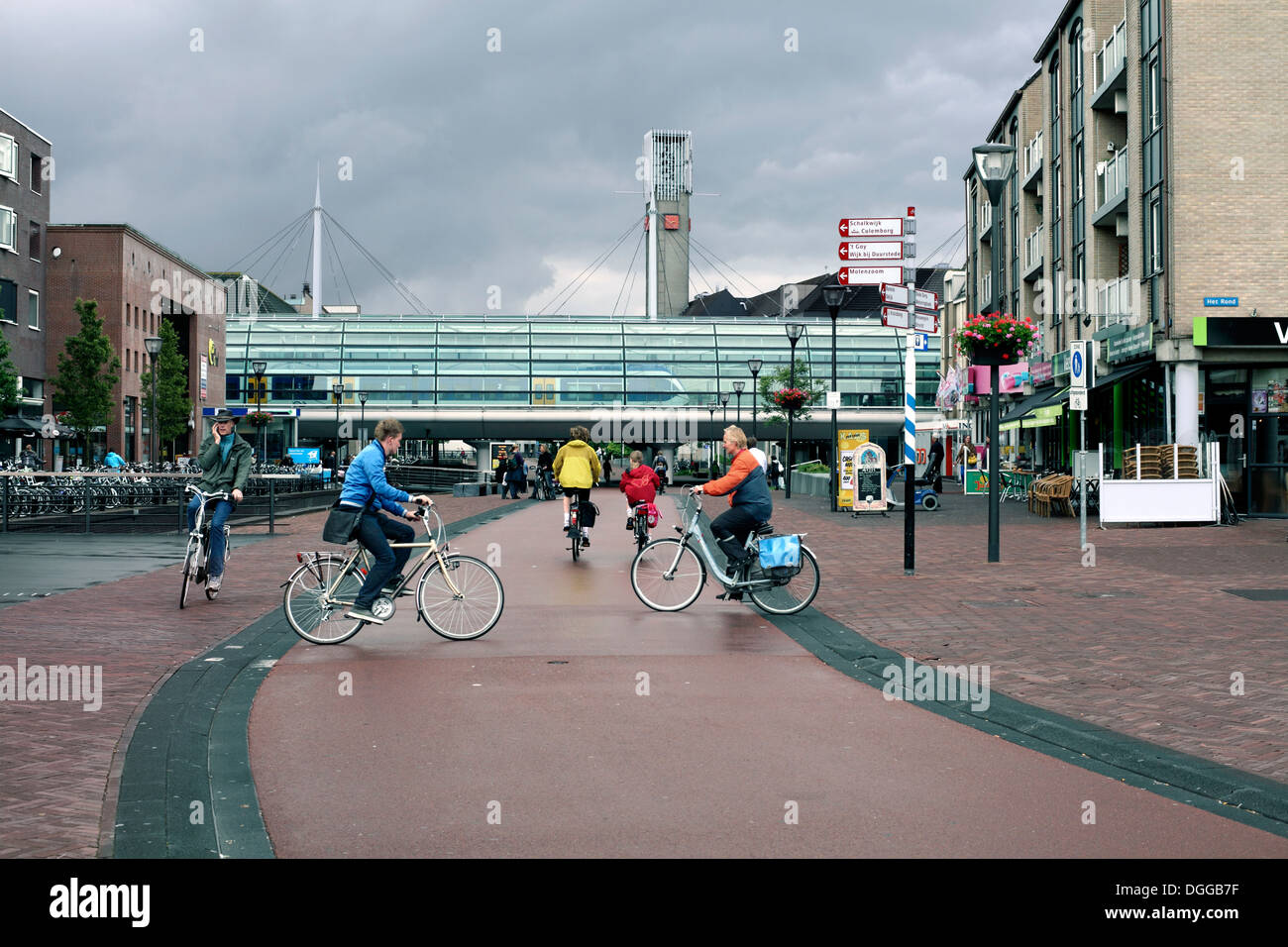 Radfahrer in Houtens autofreien Stadt Zentrum, eine niederländische Neustadt in der Nähe von Utrecht, Niederlande. Stockfoto