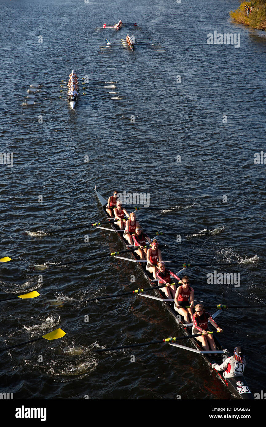 Stiftskirche Frauen Achter-Besatzungen, Leiter des Charles Regatta, Cambridge, Massachusetts, USA Stockfoto