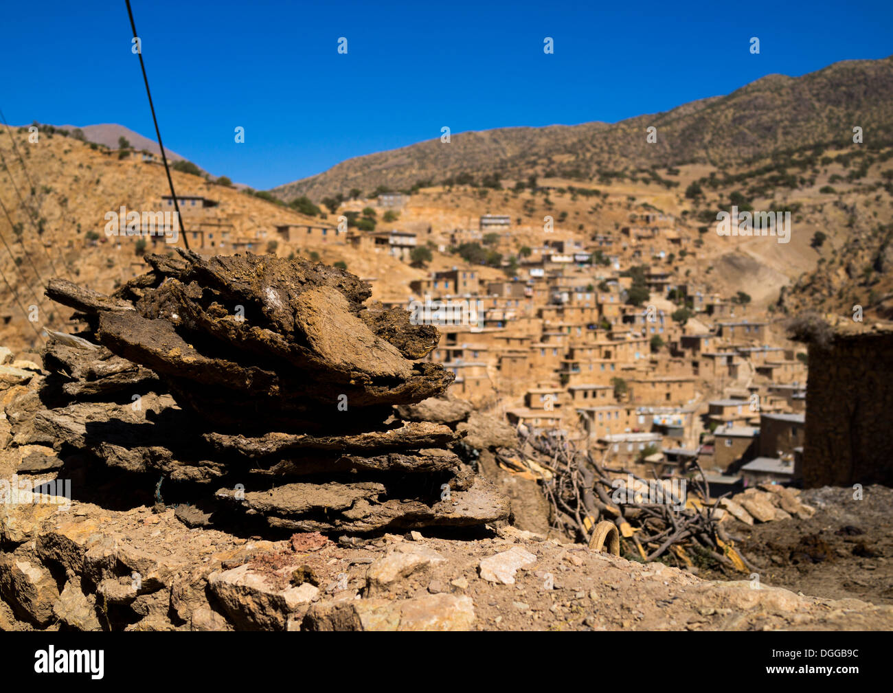 Getrocknete Kuh Dungs im alten kurdischen Dorf Palangan, Iran Stockfoto