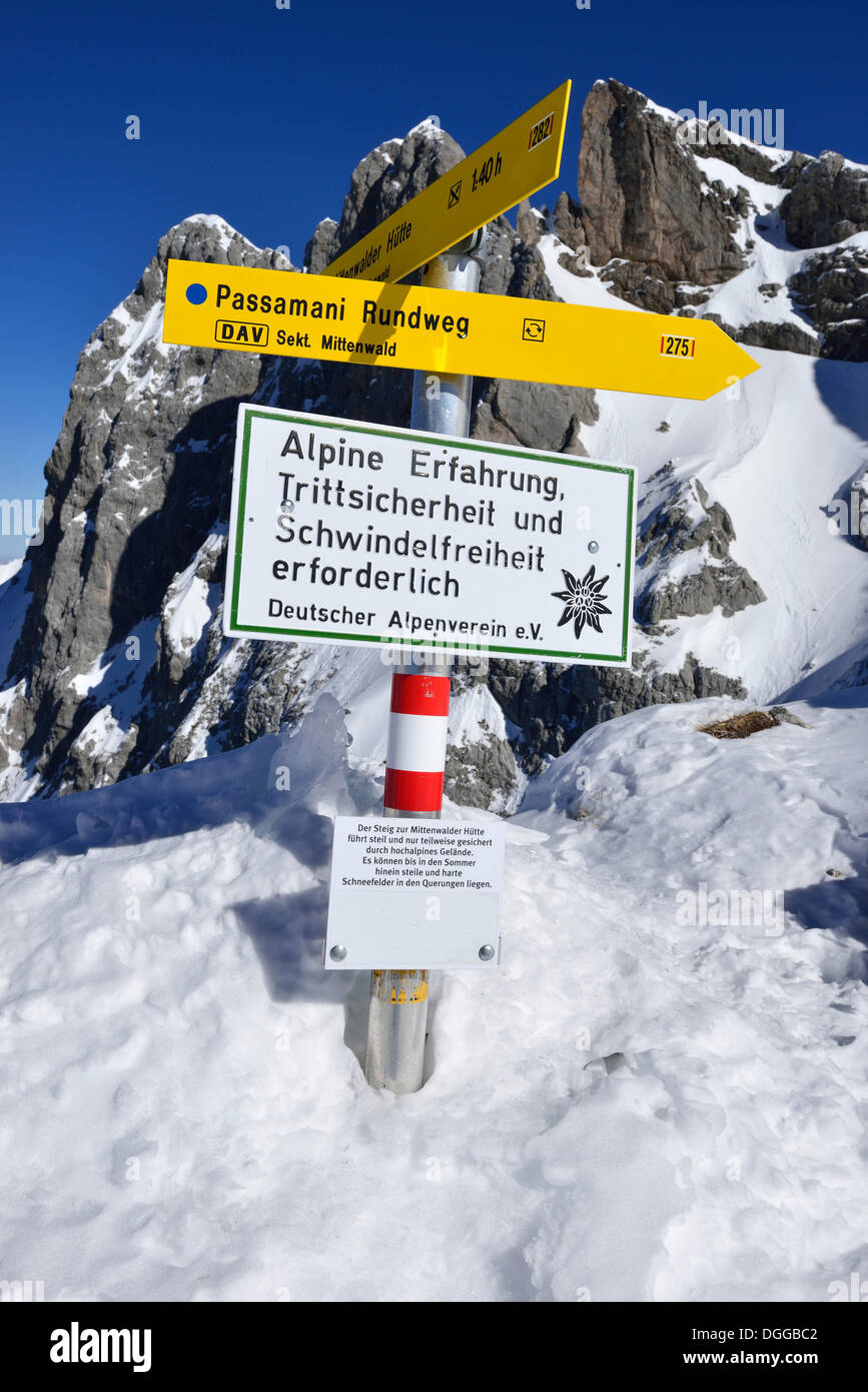 Warnzeichen und Wegweiser für Wanderer, Karwendelgebirge, Mittenwald, Upper Bavaria, Bavaria, Germany Stockfoto