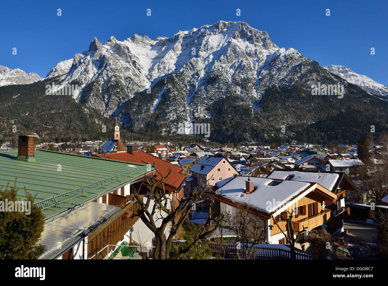 Blick auf Mittenwald und Karwendelgebirge, Werdenfelser Land, Mittenwald, Upper Bavaria, Bayern, Deutschland Stockfoto