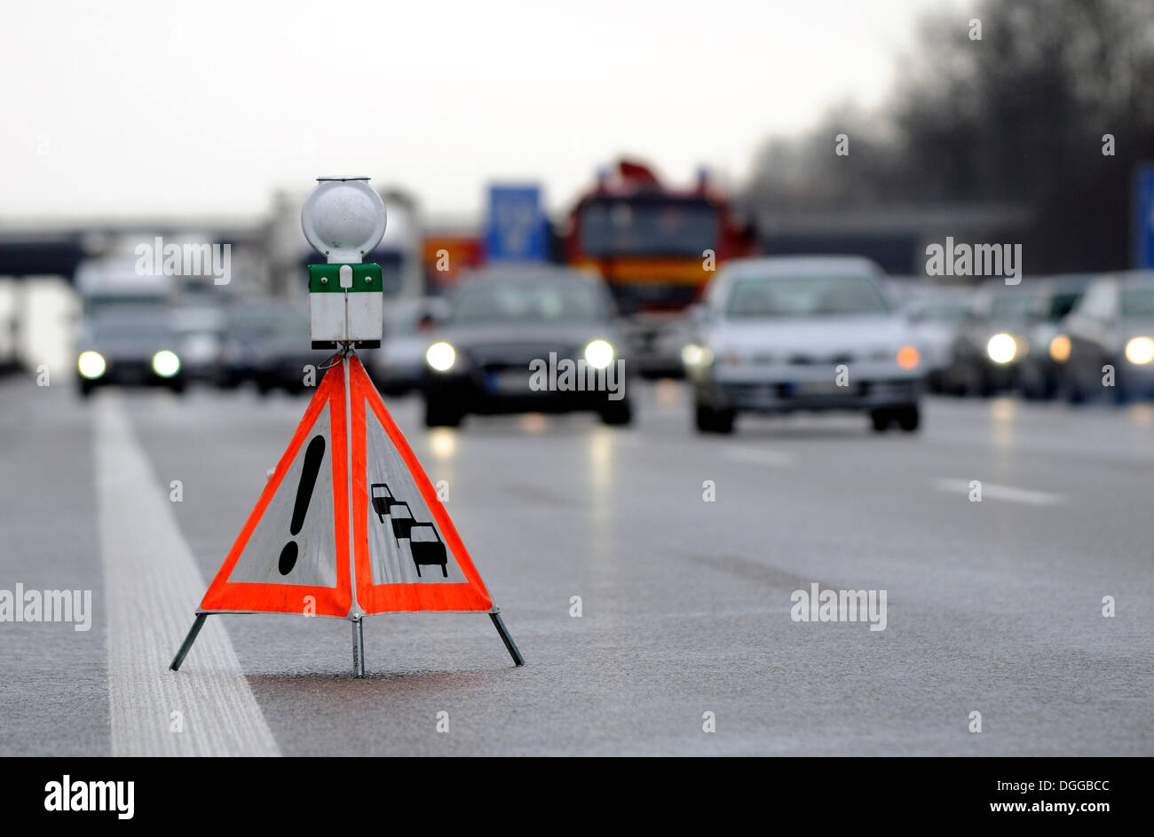 Zusammenklappbare Warndreieck nach einem Unfall auf der Autobahn A81 Leonberg, Baden-Württemberg Stockfoto