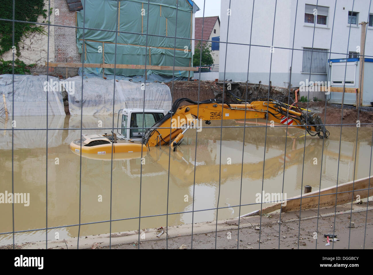 Bagger in eine Baugrube, die überflutet, wird geparkt, Überschwemmungen, Hochwasser in Ludwigsburg District, Ditzingen, Baden-Württemberg Stockfoto